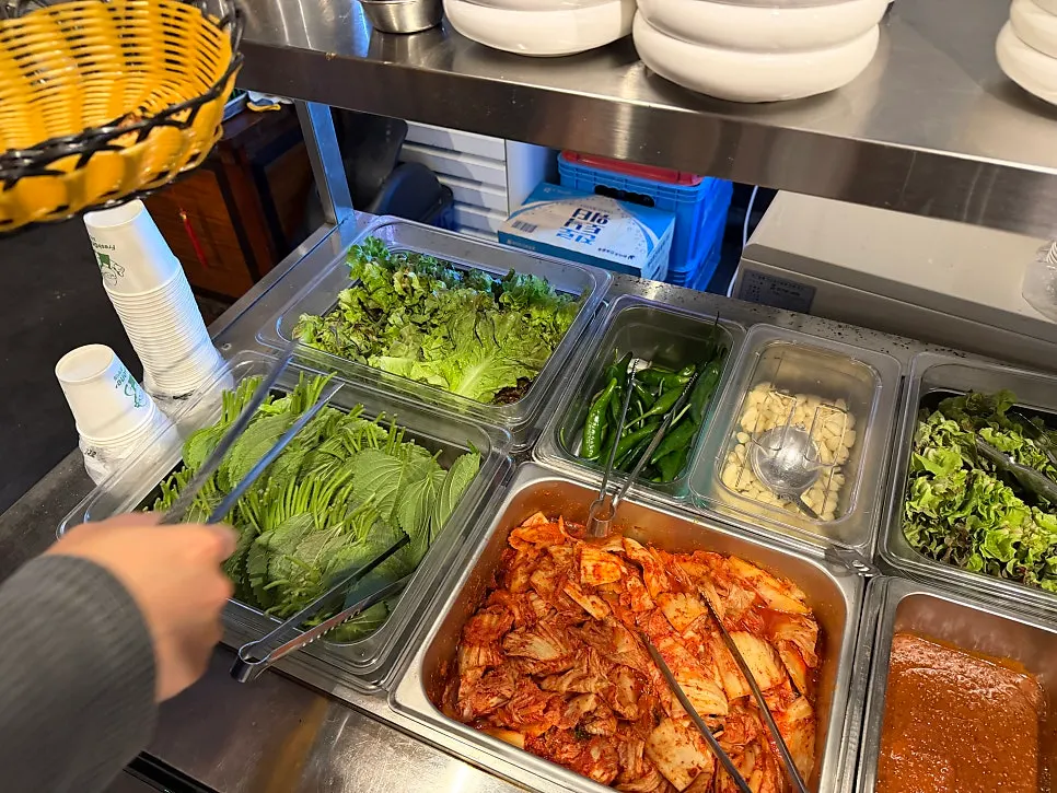 셀프바에 놓인 상추와 깻잎 쌈채소