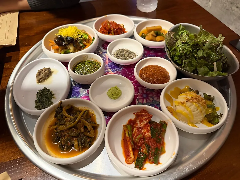 정갈하게 담겨 나온 기본 반찬