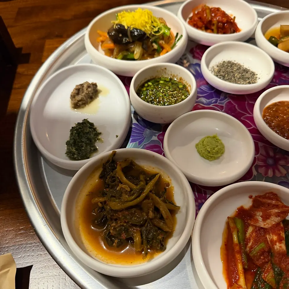 한 접시에 모아 담은 반찬 구성