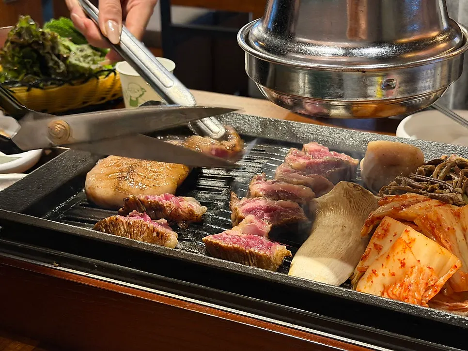 알맞게 구워진 고기 한 점