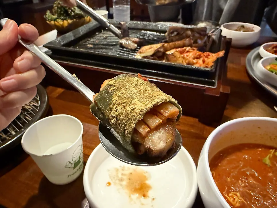고기와 구운 김치, 떡을 싼 쌈