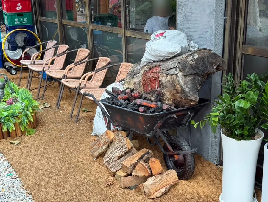 짚불태백 수원인계점 입구와 외관