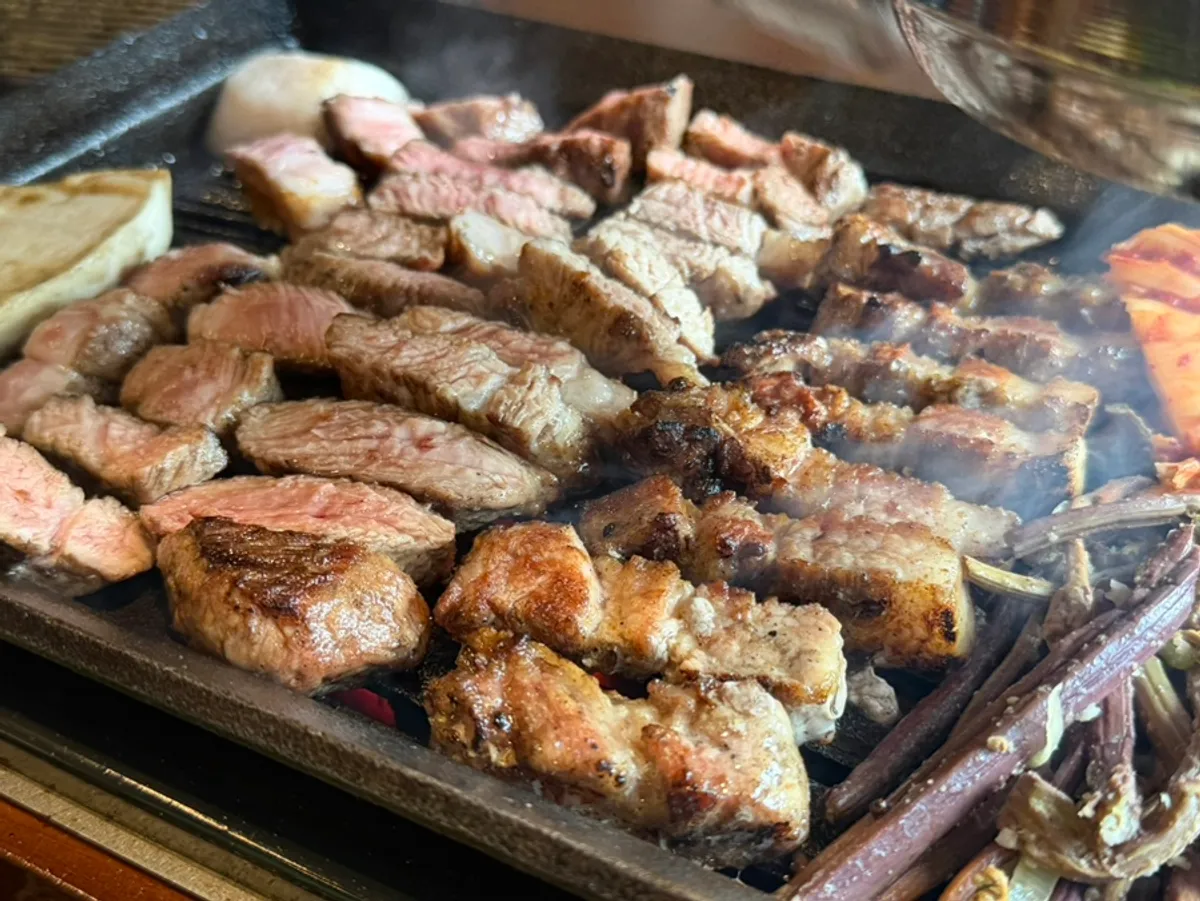 짚불로 구워 나온 인계동 고기집 고기 한 판