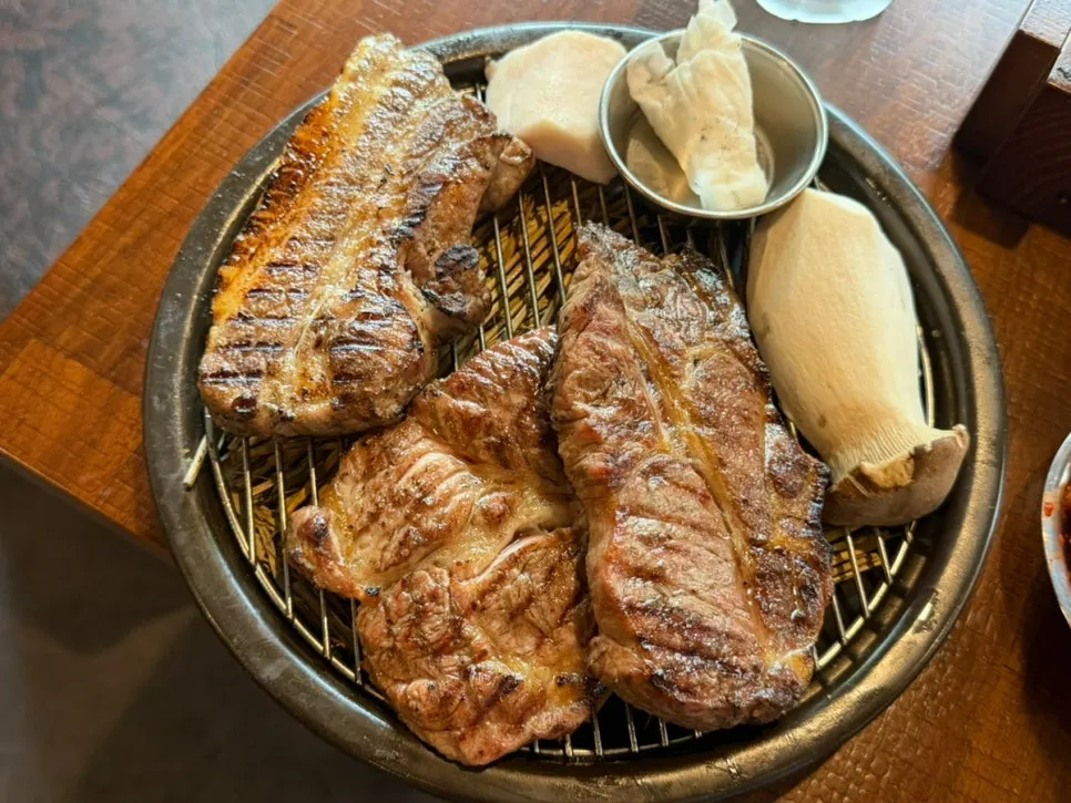 짚불 삼겹과 짚불 목살 주문 상차림