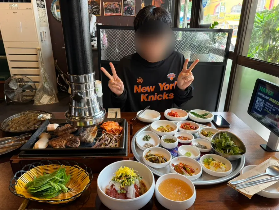 불향이 배어 있는 짚불 고기 클로즈업