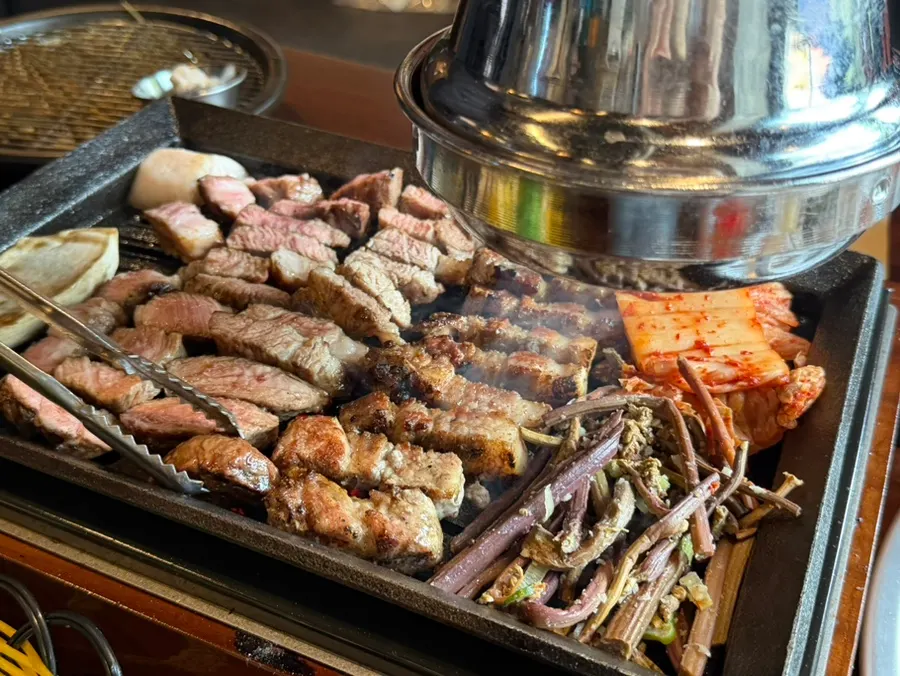 반찬이 다양하게 깔린 푸짐한 반상