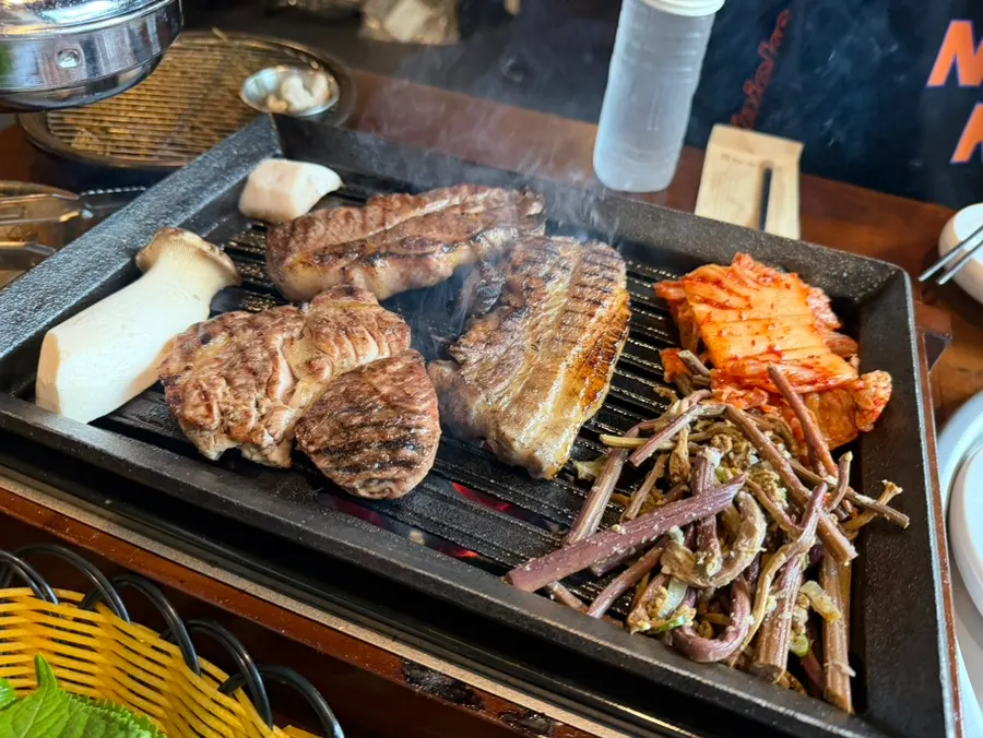 지방과 살코기 비율이 좋은 짚불 삼겹살