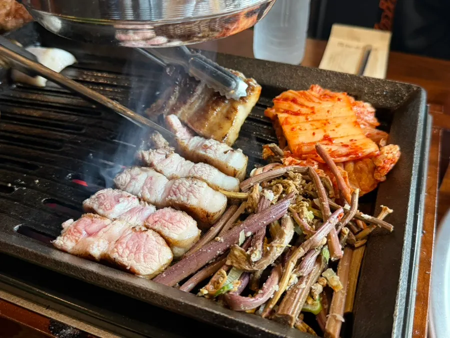 육즙 머금은 짚불 삼겹살 단면