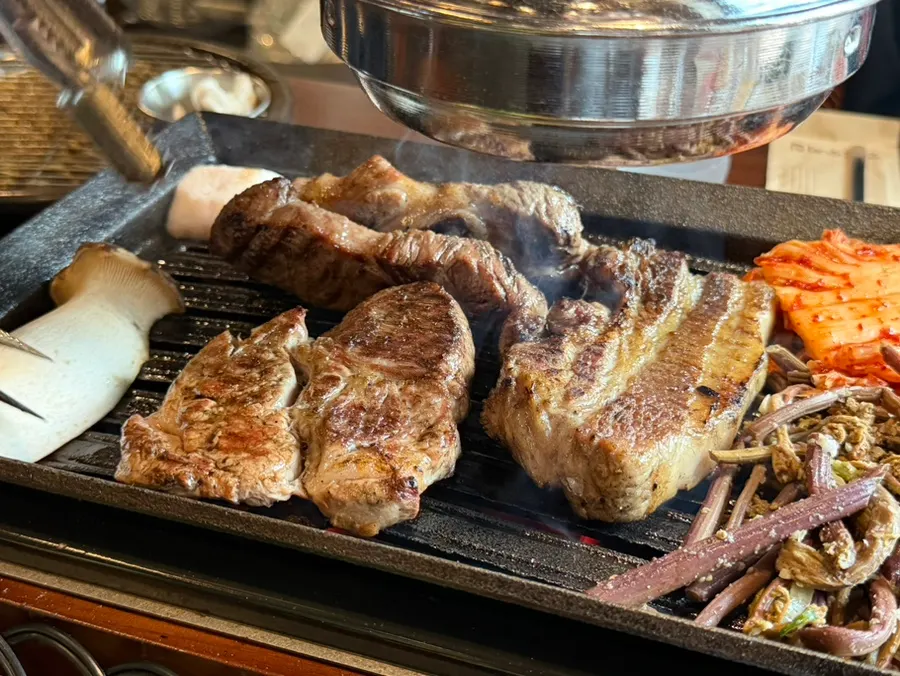 소금과 곁들임에 찍어 먹는 삼겹살