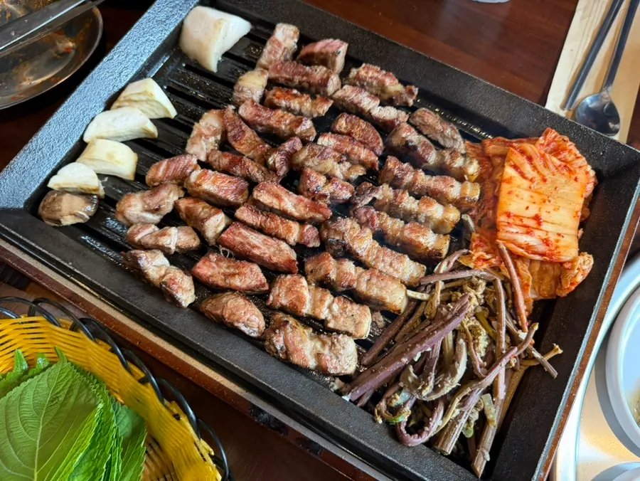 두툼하게 구워진 짚불 목살 한 점