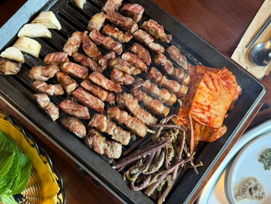삼겹살과 목살을 함께 놓은 불판