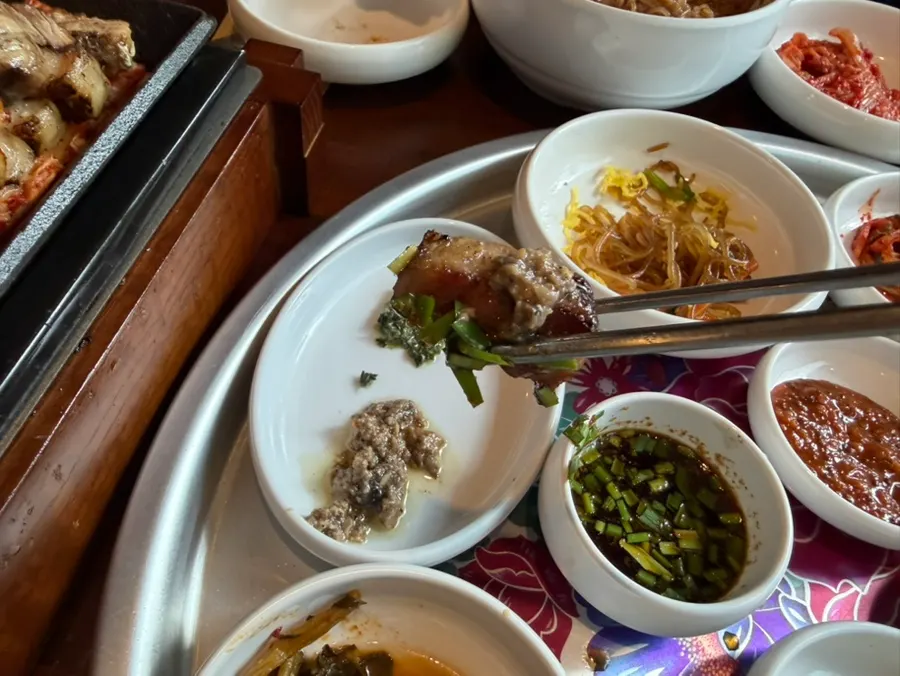 능이버섯 페스토를 올린 고기 한 점