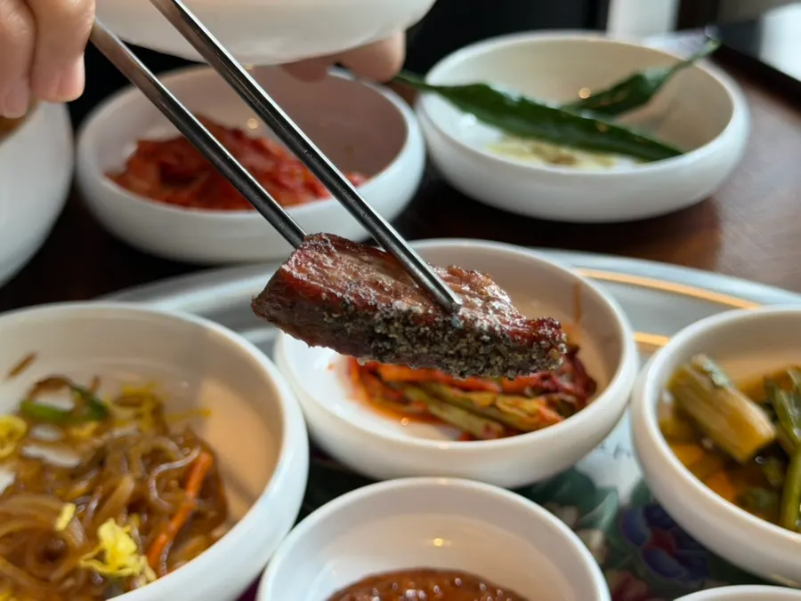 고명을 올린 물냉면 한 그릇