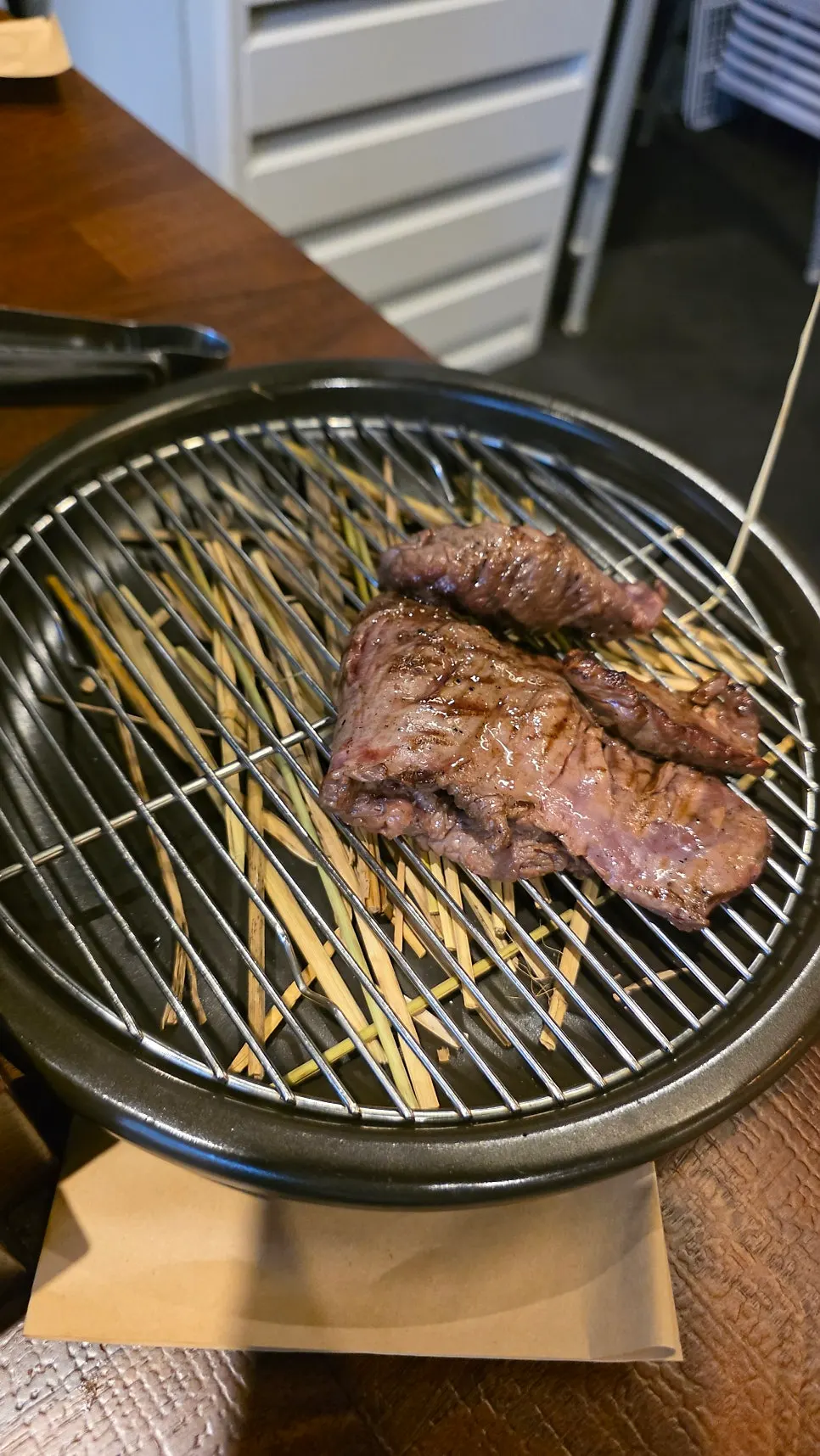 짚불로 초벌해 나온 고기 접시