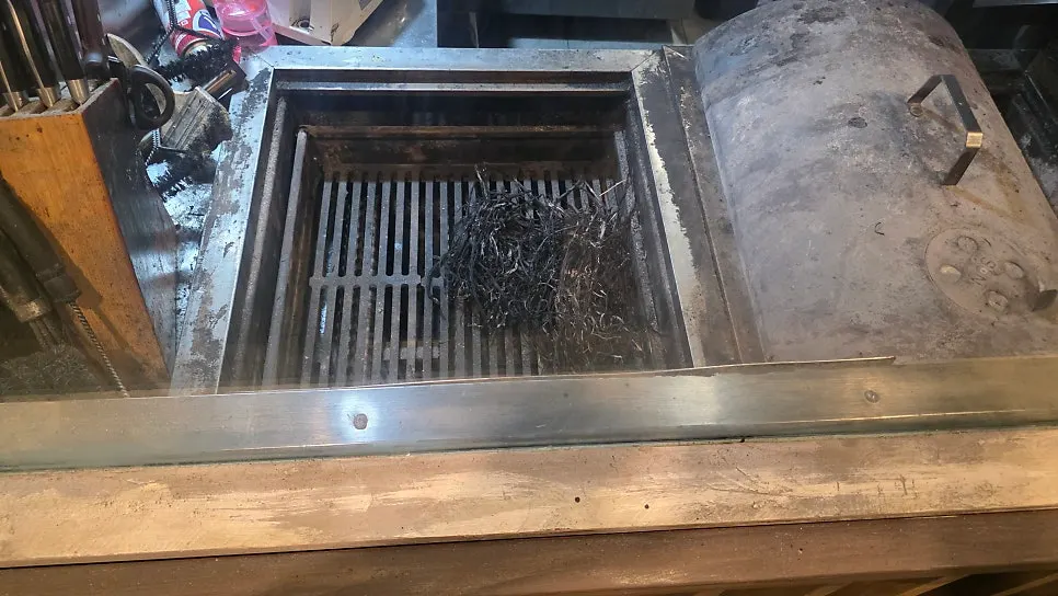 짚불로 고기를 초벌하는 주방 모습