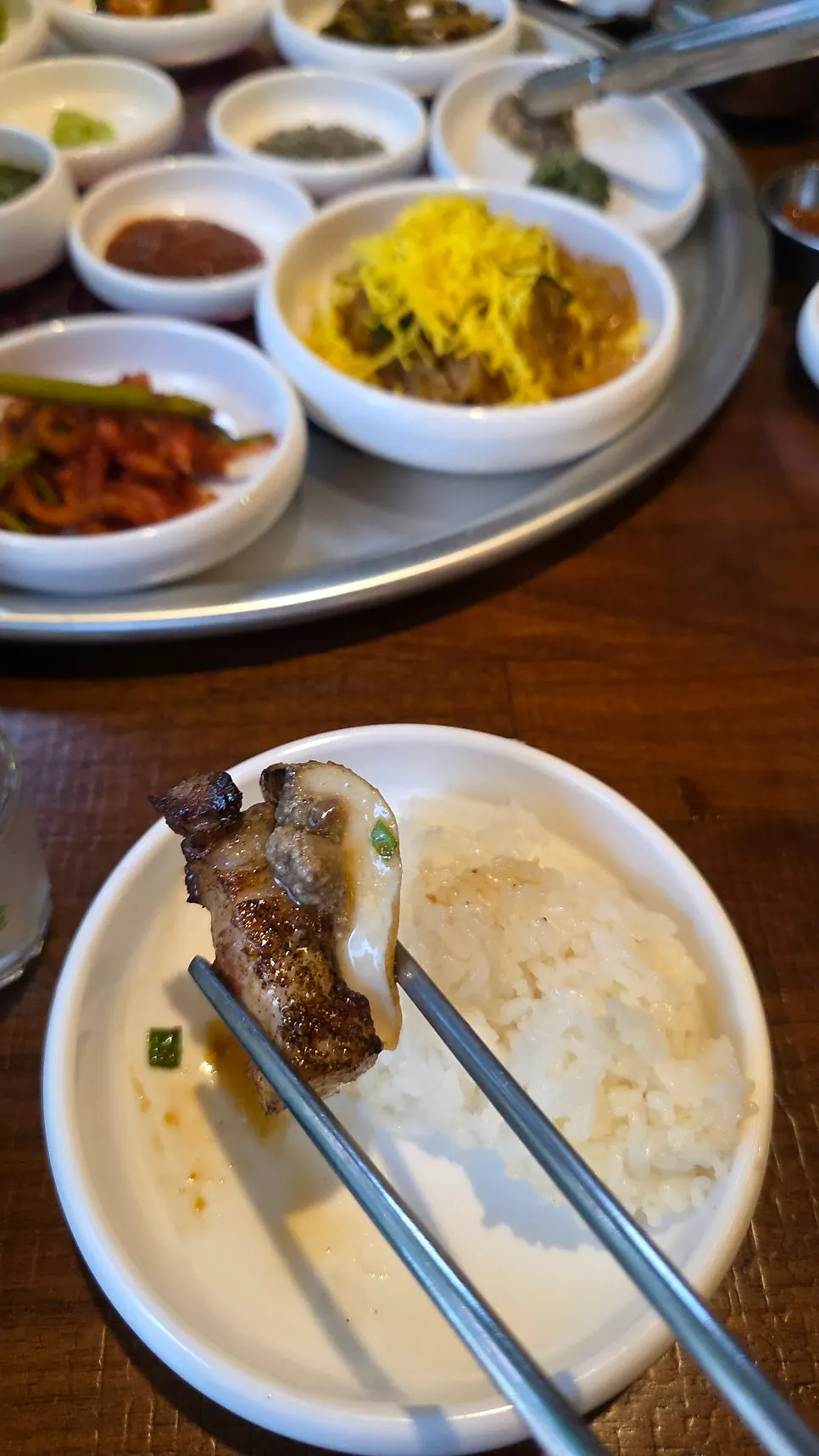 테이블에서 그릴링해주는 고기 모습