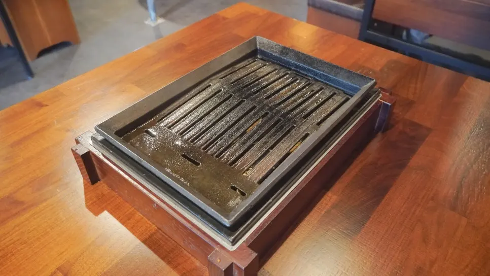 Square charcoal grill plate at Jipbul Taebaek