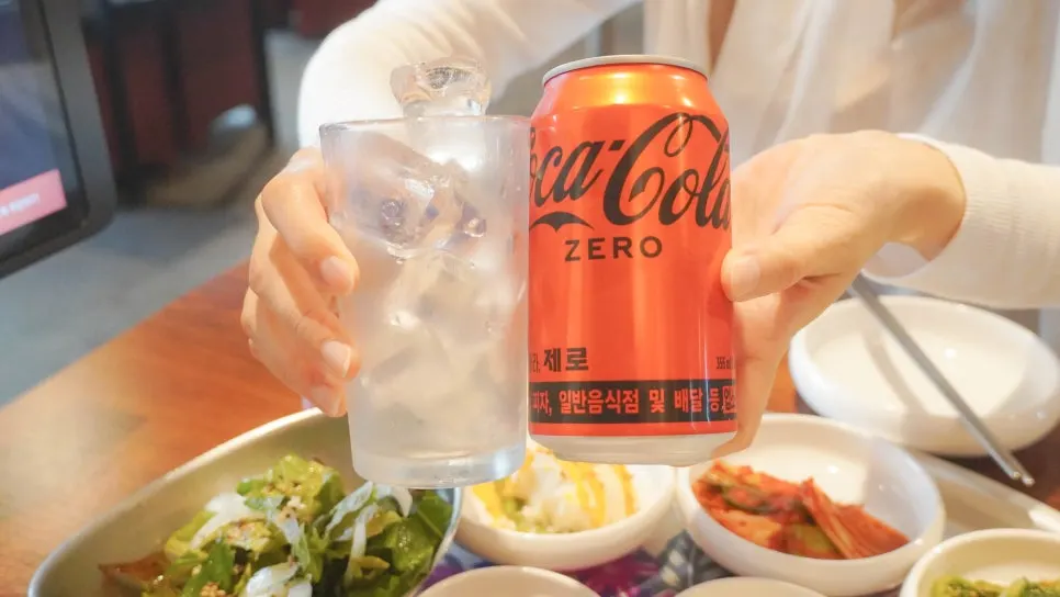 Zero-sugar cola served with a cup of ice