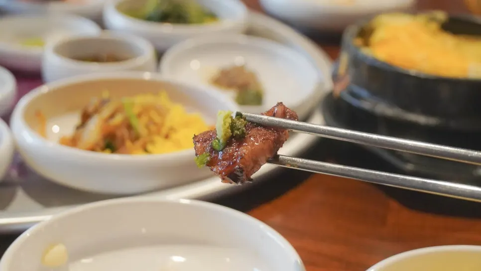 Thick pork skin dipped in soybean powder