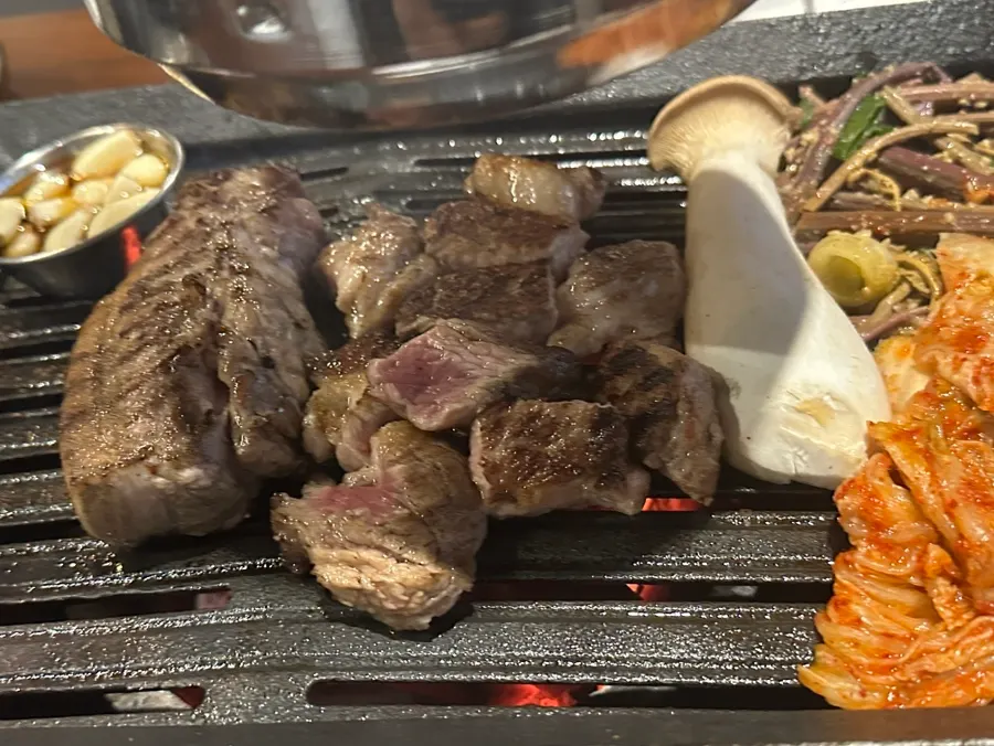 Thick-sliced straw-fired pork belly
