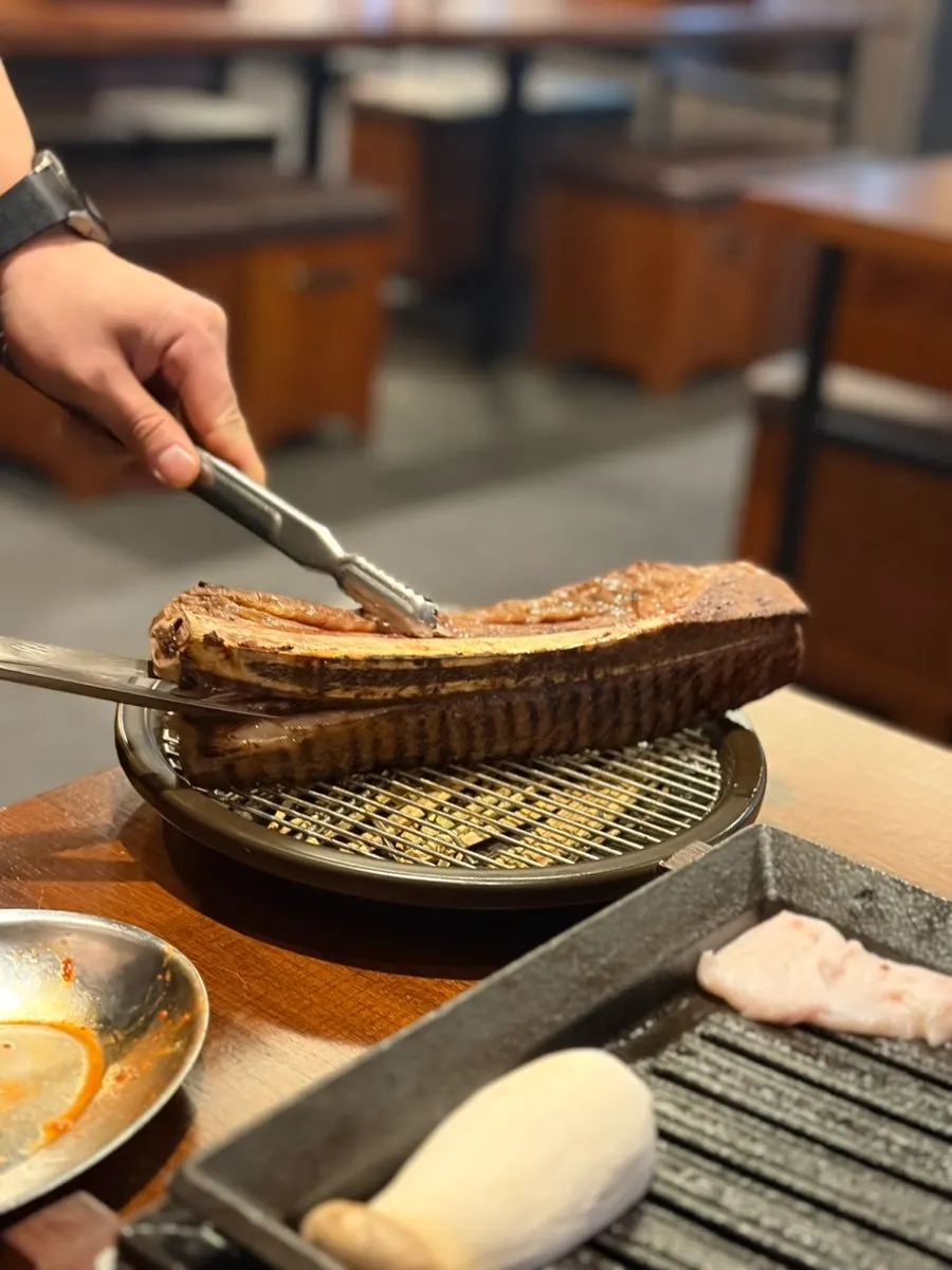 짚불 초벌을 마친 우대갈비