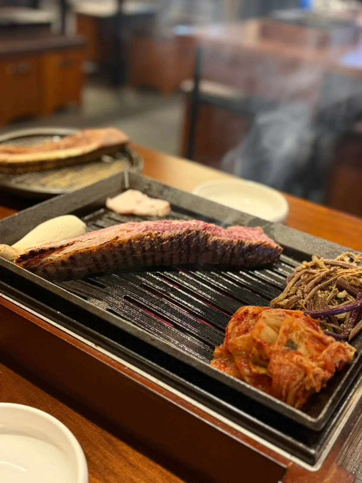 불판에서 구워지는 짚불태백 양념 우대갈비