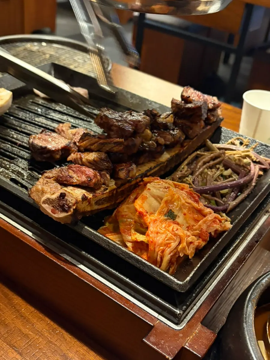 육즙이 촉촉한 우대갈비 한 점