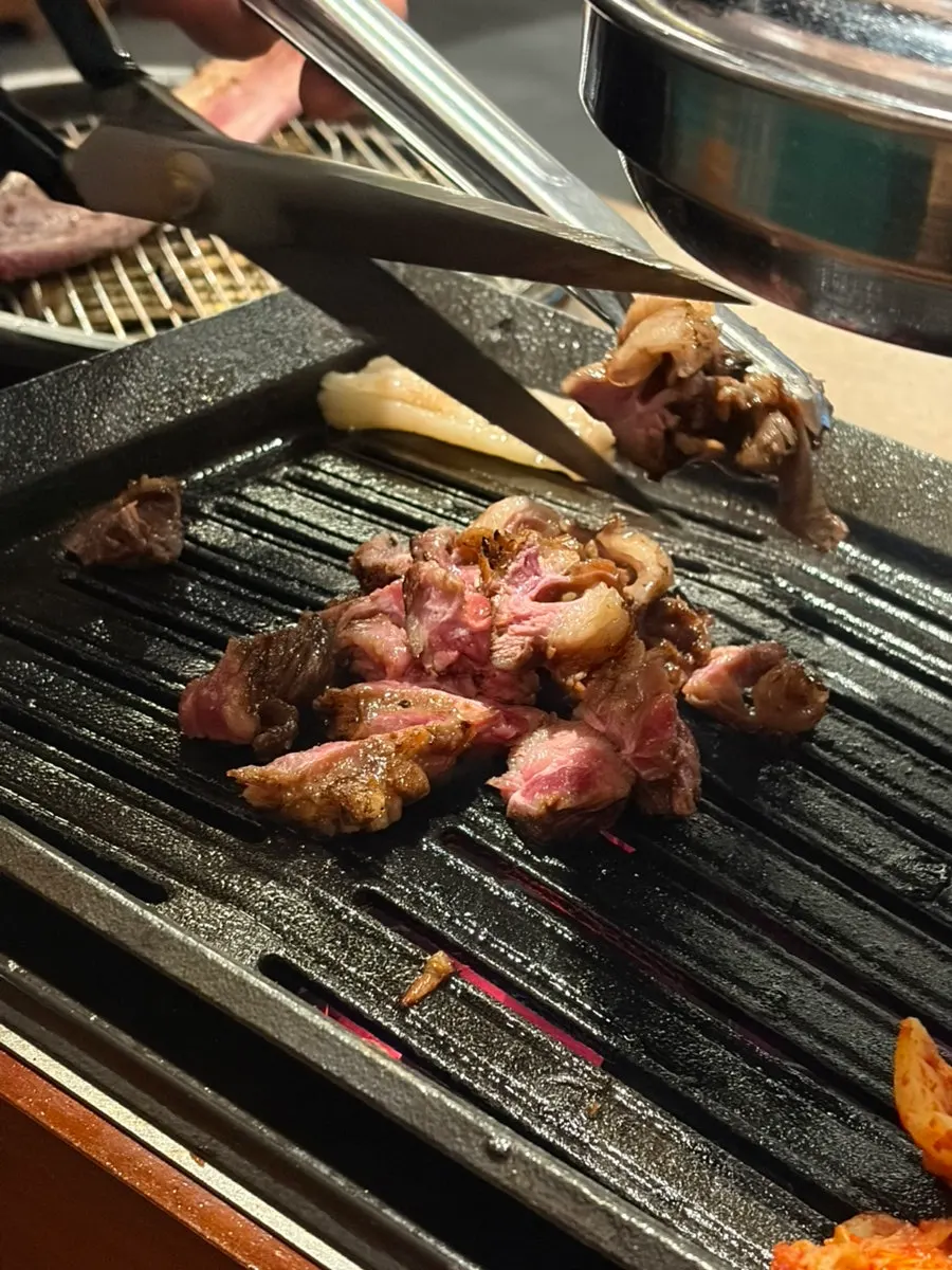 페스토 소스에 찍은 우대갈비
