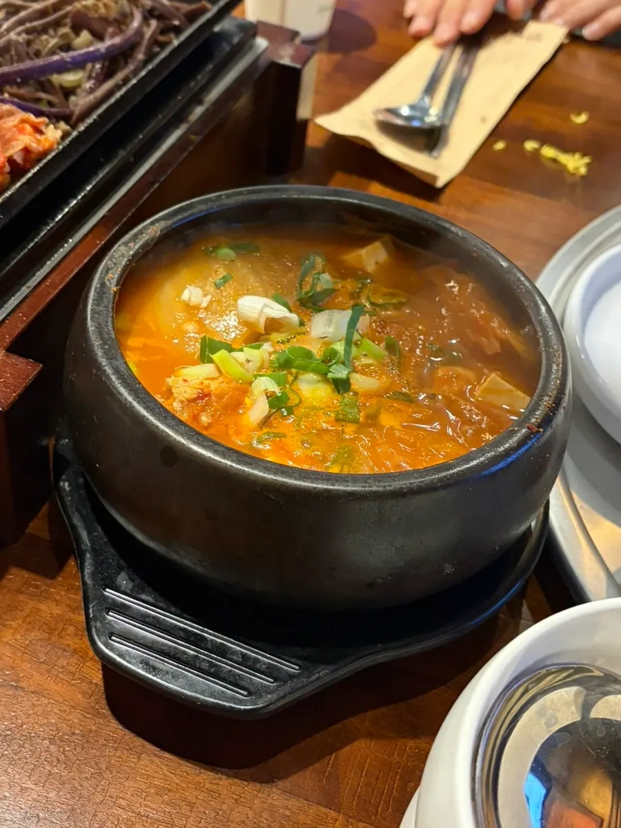 김치찌개와 밥을 곁들인 마무리 상차림