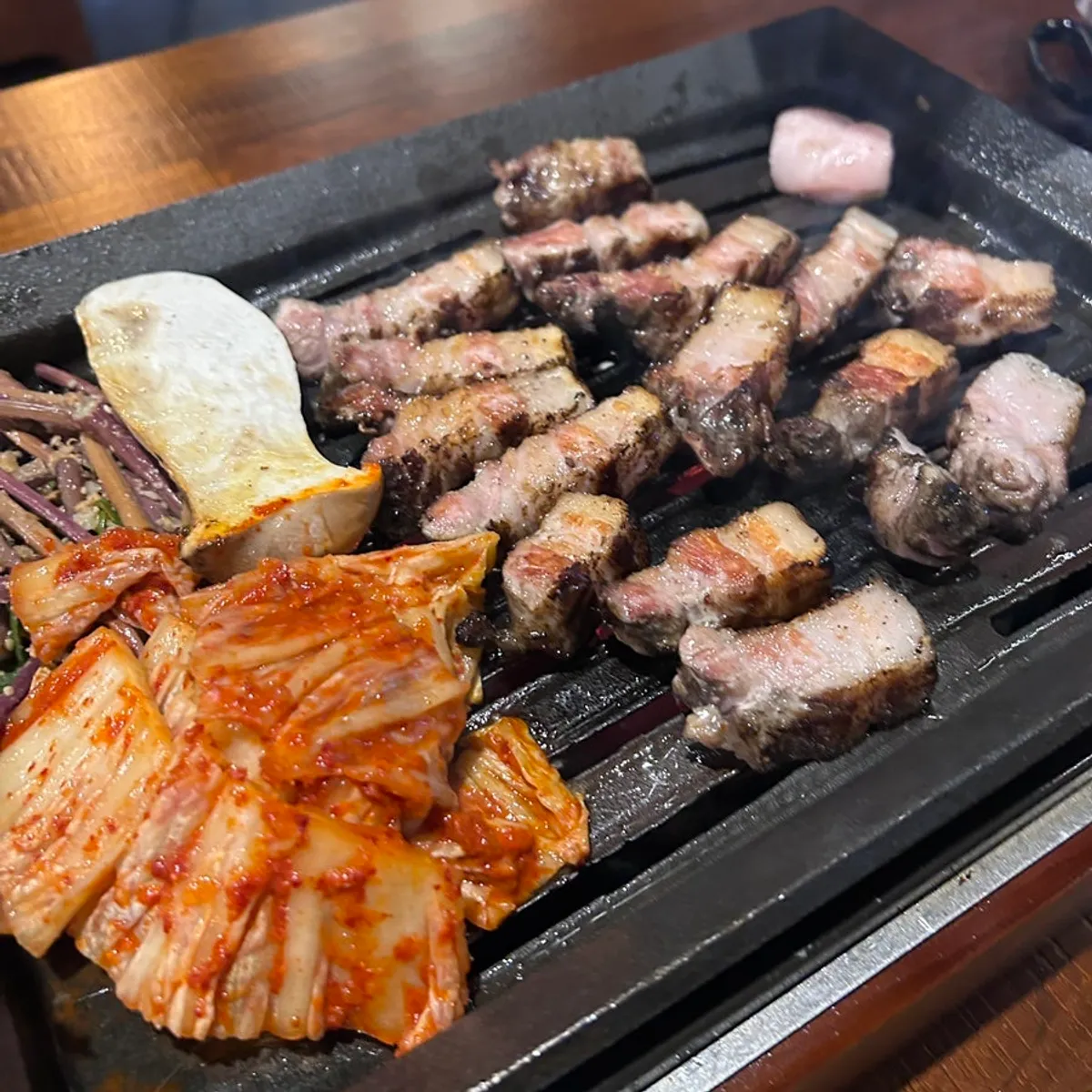Straw-fired pork belly table setting at Jipbul Taebaek Suwon Ingye Branch
