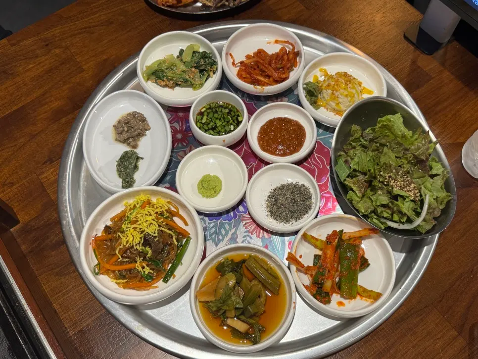 테이블에 깔린 기본찬 한 상