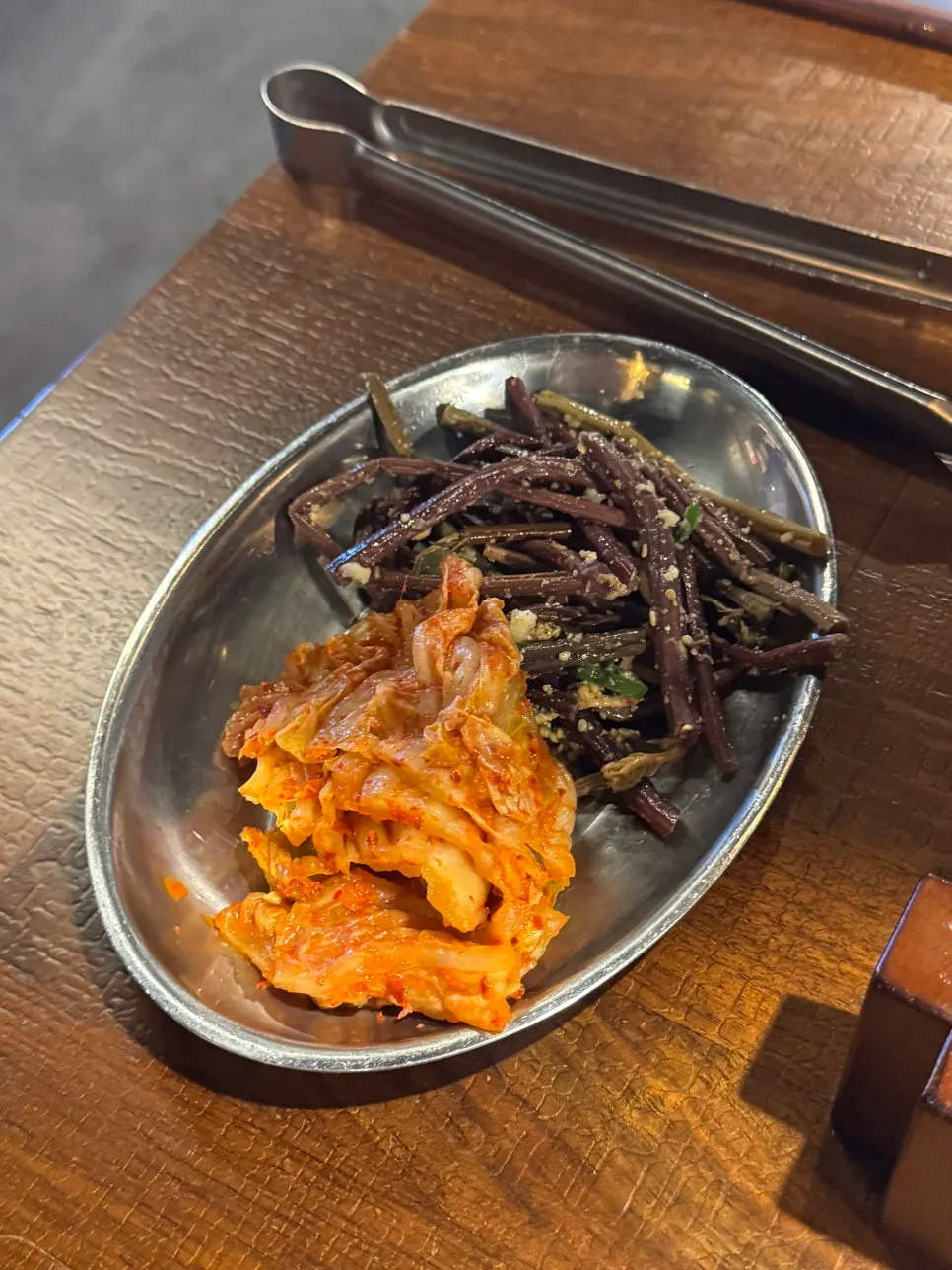 씨간장과 흑임자소금 등 소스 구성