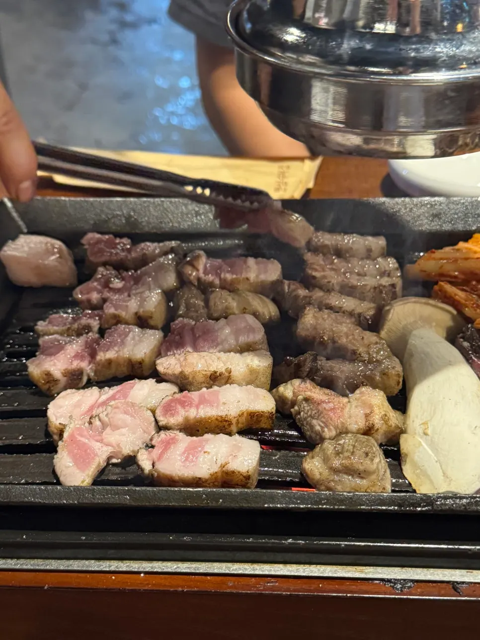 쌈과 소스를 함께 담은 상차림