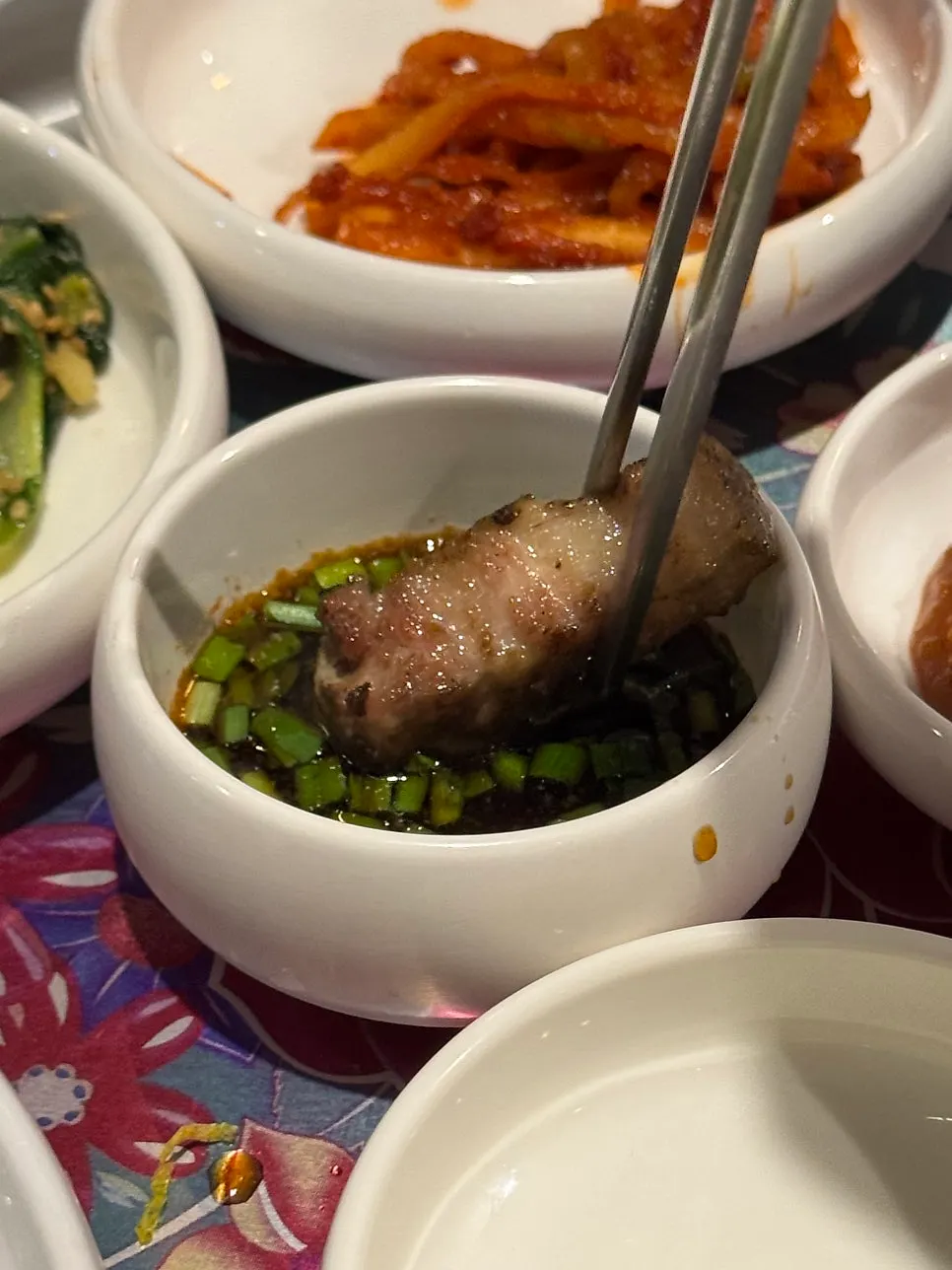 고사리와 버섯을 함께 굽는 불판