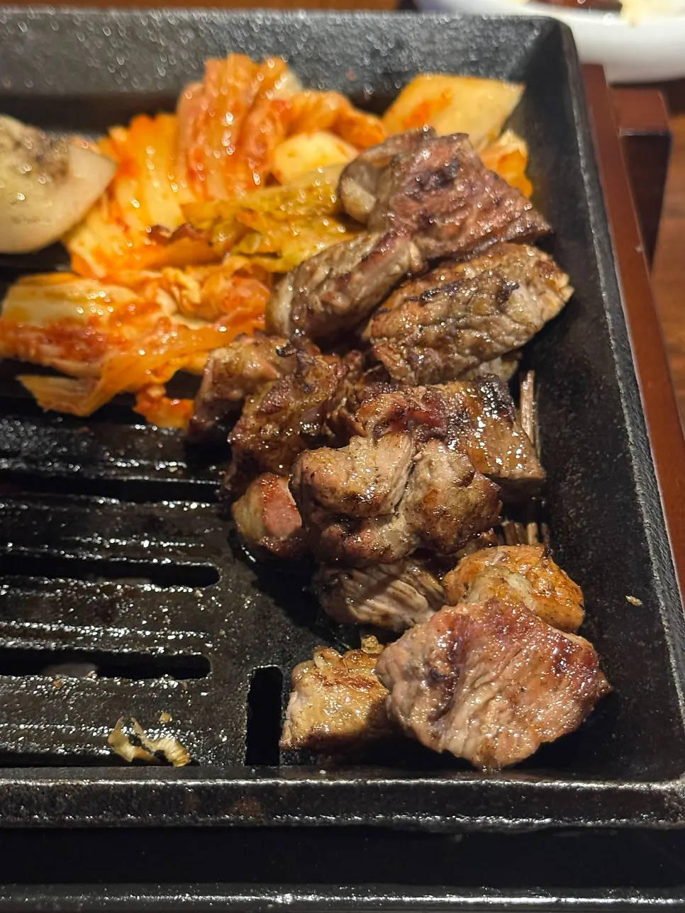 떡절편과 김치를 곁들인 삼겹살 한 쌈