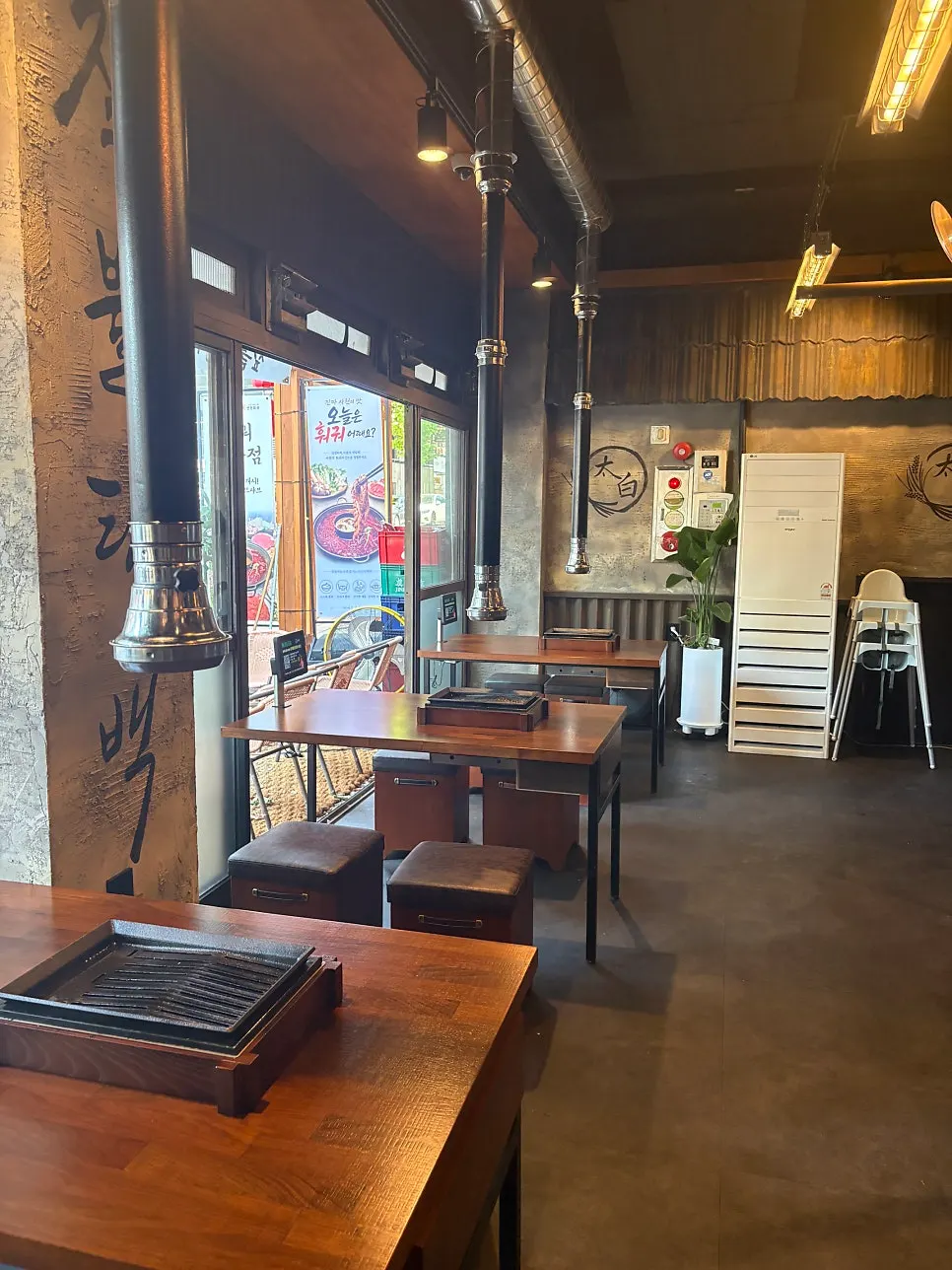 Spacious, relaxed interior of Jipbul Taebaek