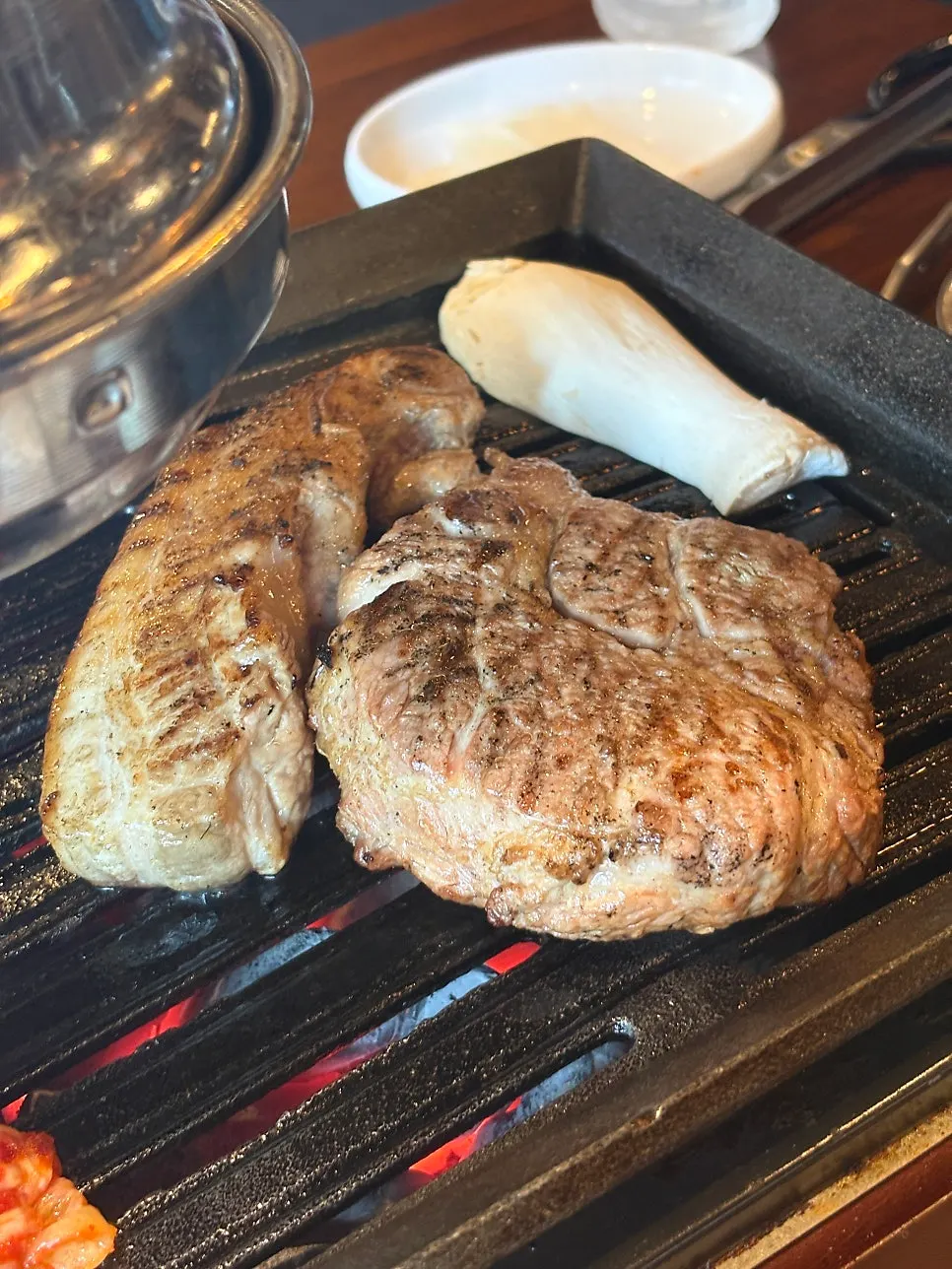 Meat pre-seared twice over straw fire