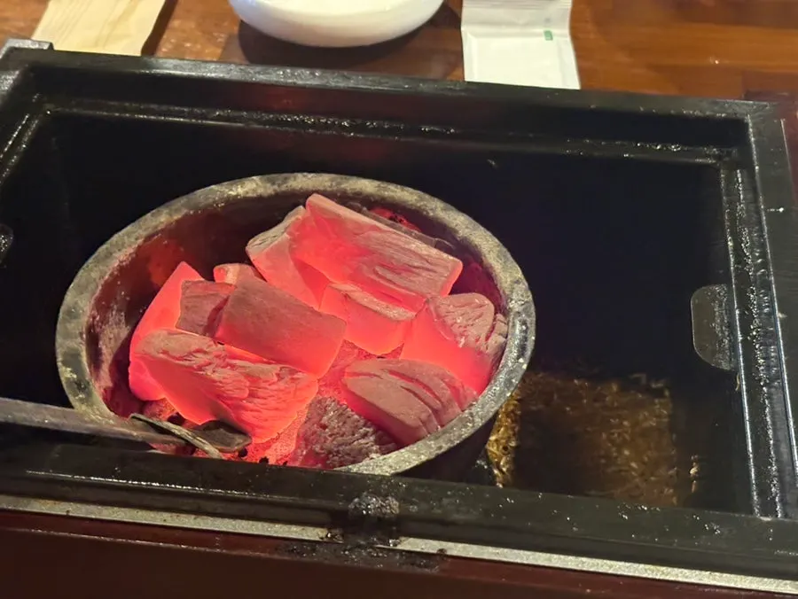 员工代烤优质牛排骨的免费服务