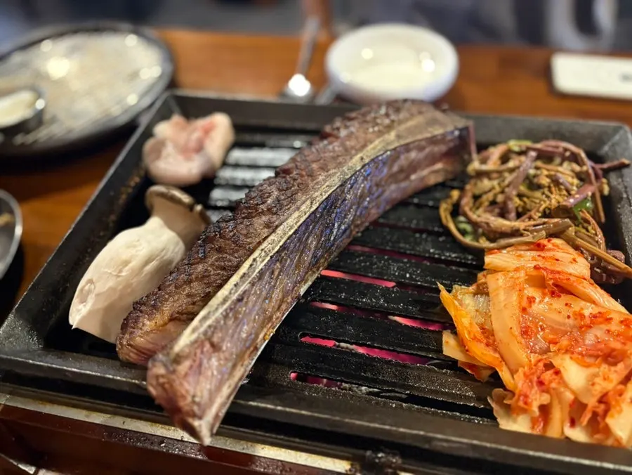 烤肉师帮忙剪切优质牛排骨