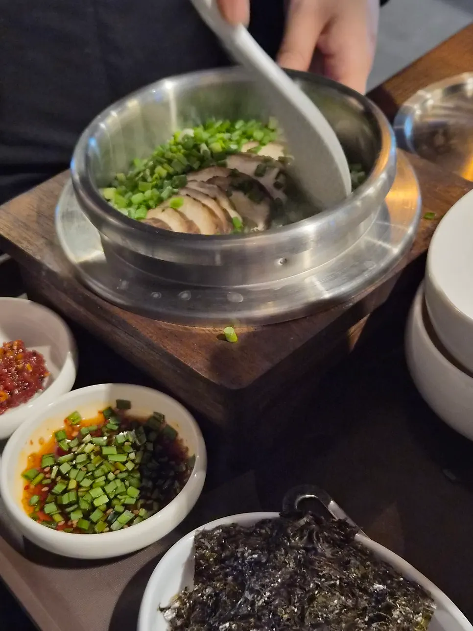 알맞게 구워진 우대갈비 한 점
