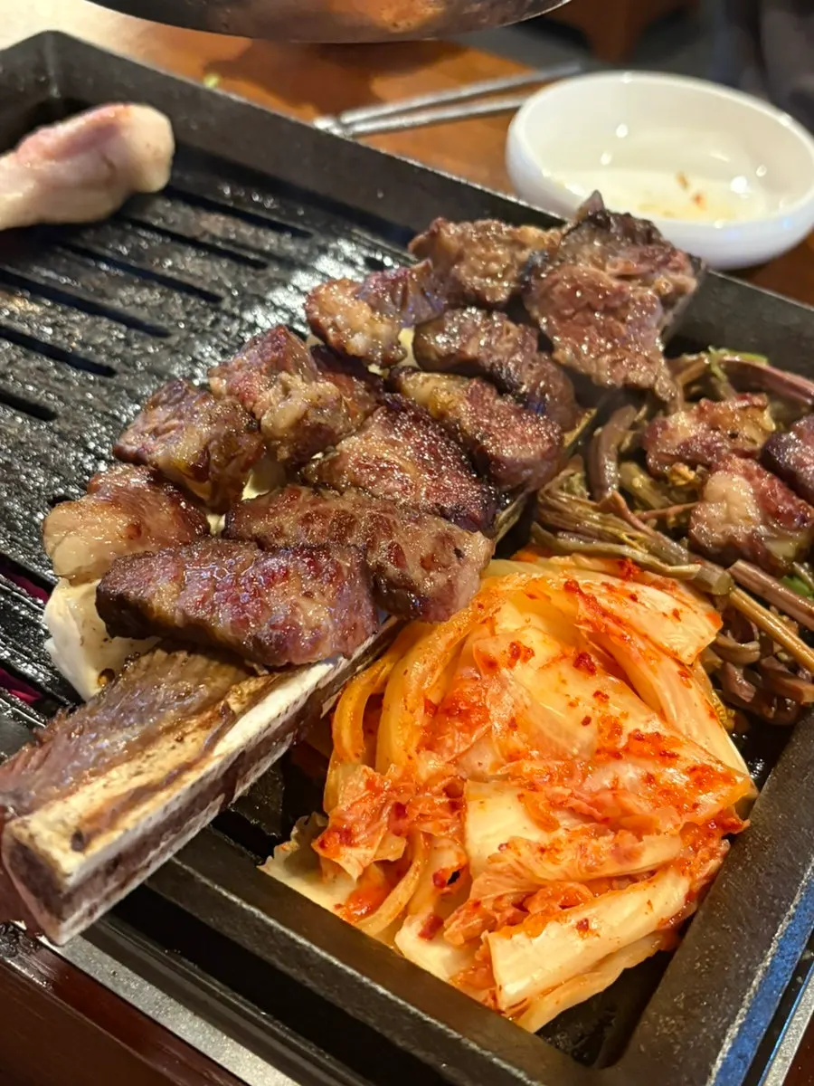 用稻草与炭火初烤的花肋肉