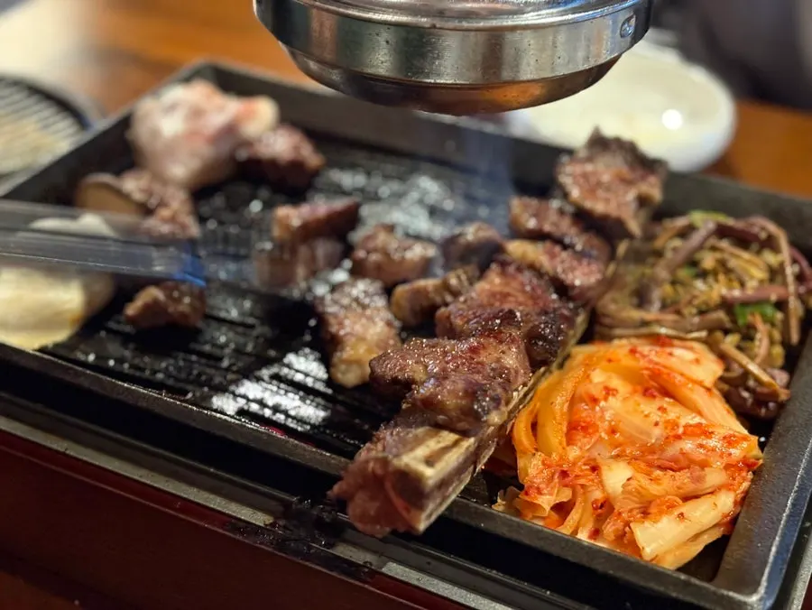 蘸山葵与能耳蘑菇酱的排骨肉