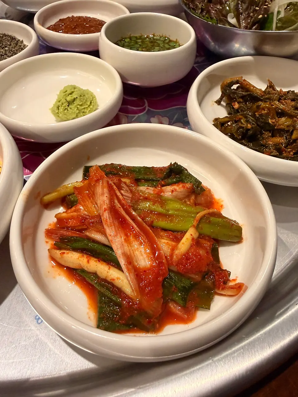 채소 반찬이 담긴 기본 찬