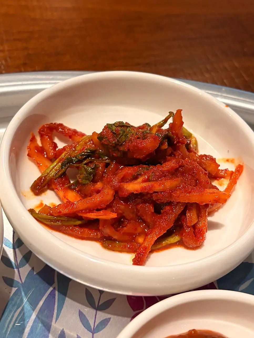 테이블에 정갈하게 차려진 기본 찬