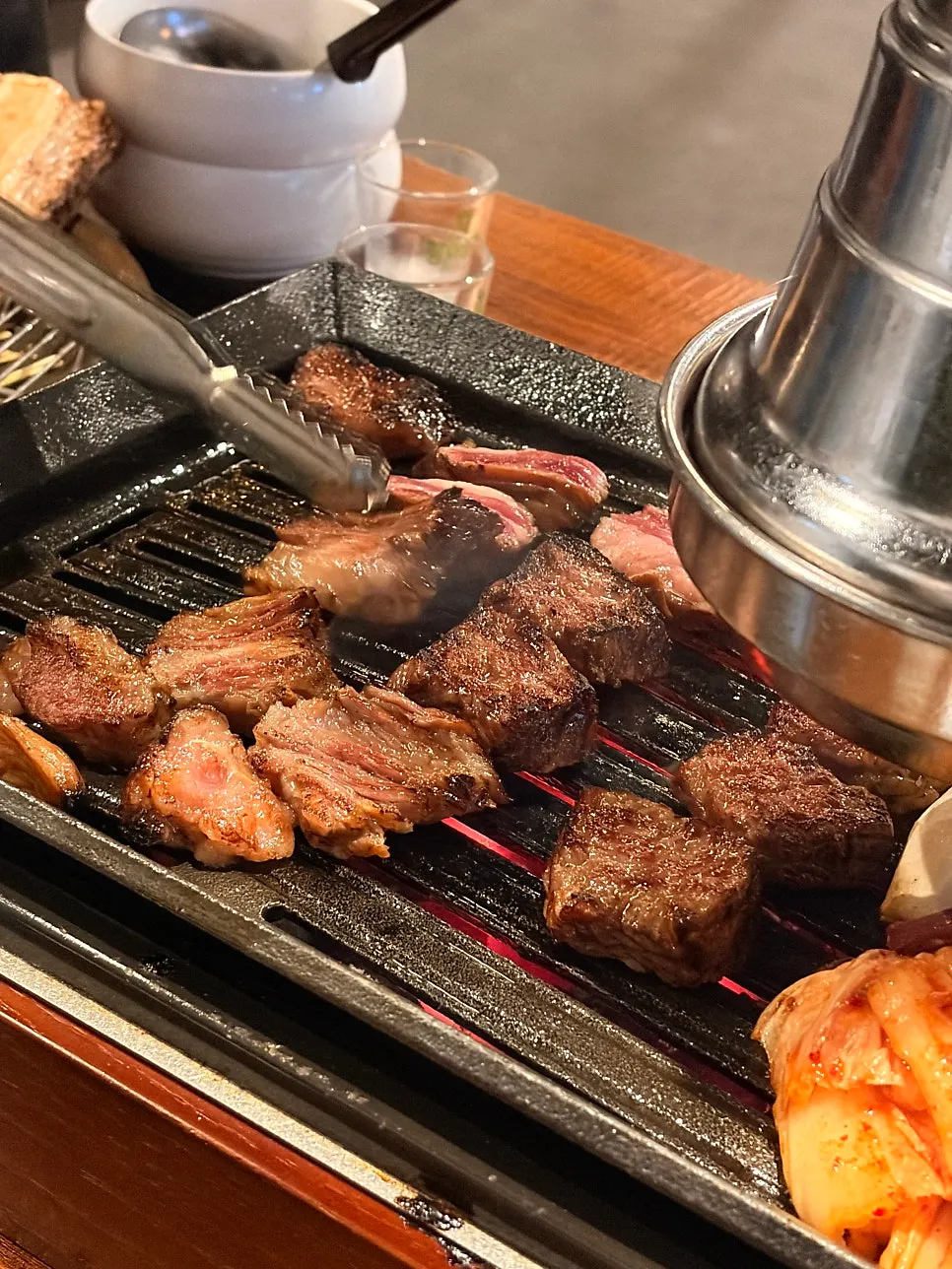 철판에 세팅된 짚불 초벌 양념우대갈비