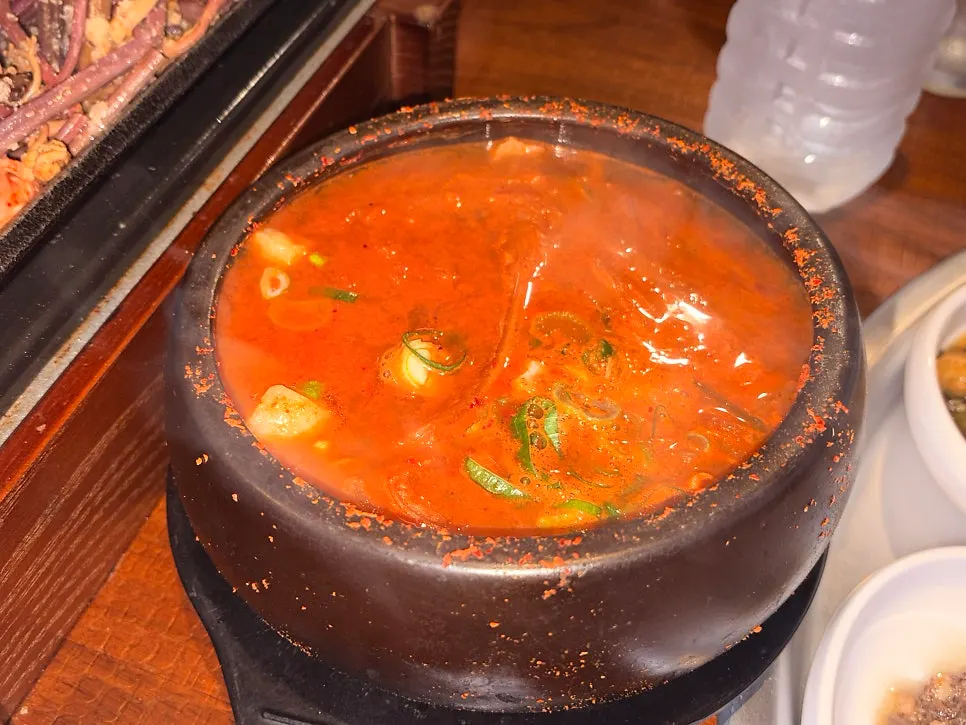 돼지고기가 들어간 칼칼한 김치찌개