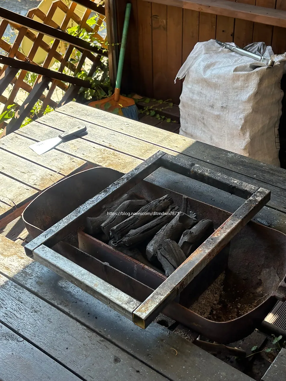 바베큐 테이블과 그릴 자리