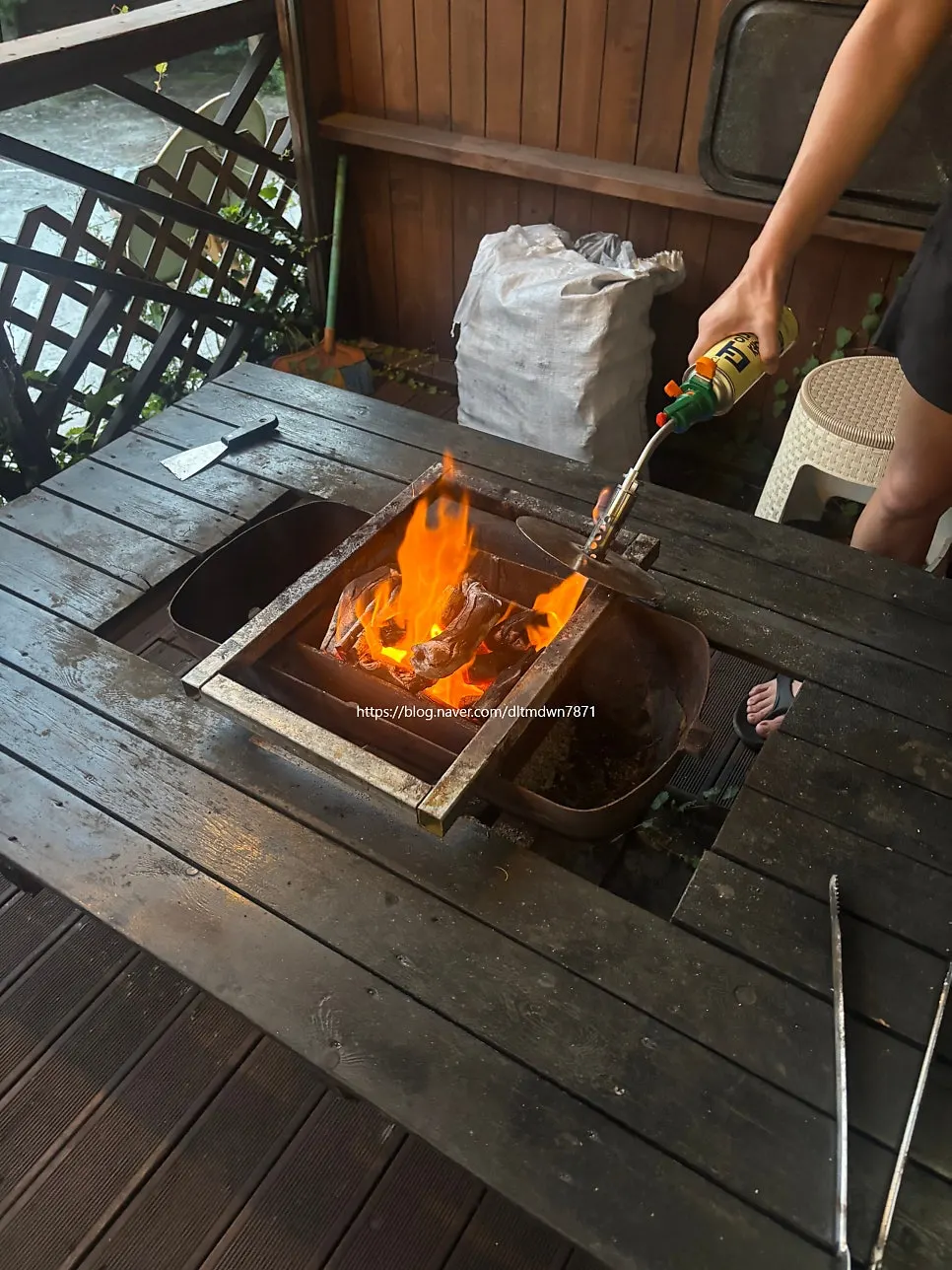 토치로 불을 붙인 바베큐 그릴