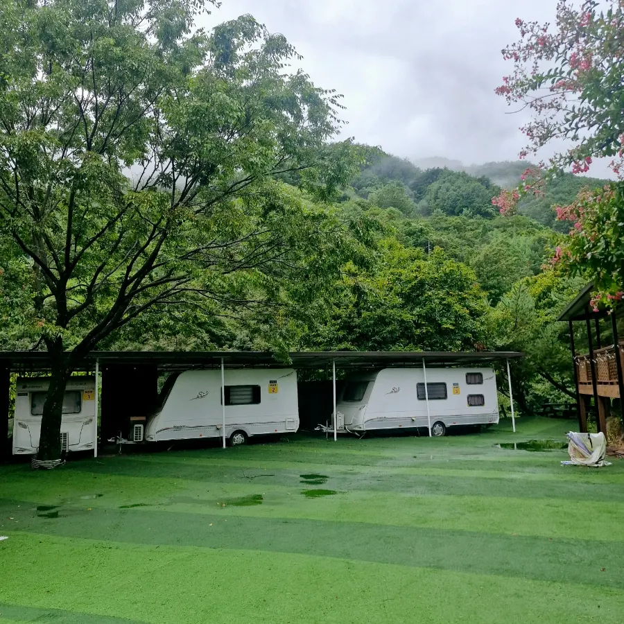 지리산시크릿가든 카라반 객실 외관