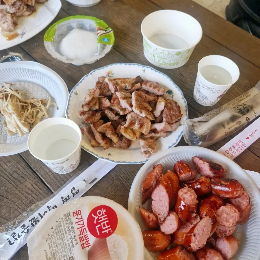 개별 바베큐장에서 굽는 고기